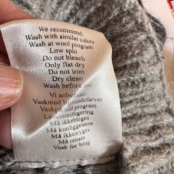 Culture ||  Hip & Modern lighter sweater. So many option on how to wear. - Picture 10 of 10